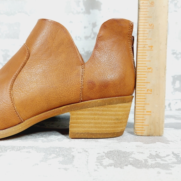 NEW B.O.C. by Born Lucy Notched Topline Block Heel Bootie i1017 - Picture 2 of 11